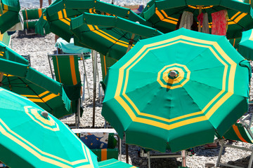 Varios paraguas de diferentes colores en un día soleado