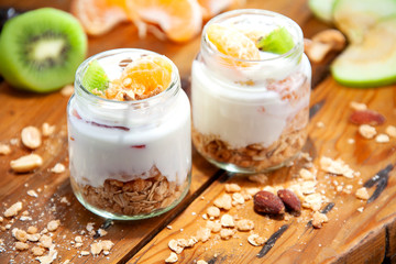 Delicioso yogurt orgánico con cereales y frutas frescas.