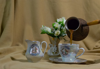 coffee drink is poured into a Cup of the service 