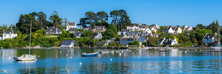 Fototapeta na wymiar Brittany, Ile aux Moines island in the Morbihan gulf, the typical harbor and old houses in the village 