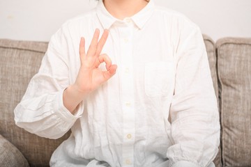OKのポーズをする女性