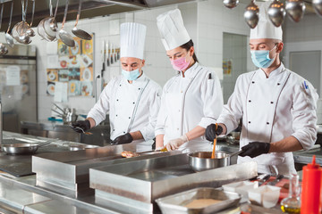 team of cooks cooks in a restaurant.