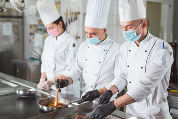 team of cooks cooks in a restaurant.