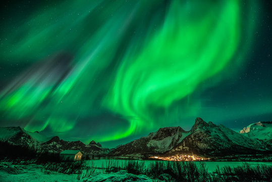 Norwegen, Troms, Mefjordv&aelig;r, Die Ortschaft Mefjordv&aelig;r mit dem markanten Berg Kyle