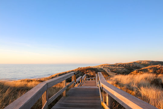 Deutschland, Schleswig-Holstein, Sylt, Wenningstedt, D&uuml;nenweg im Abendlicht