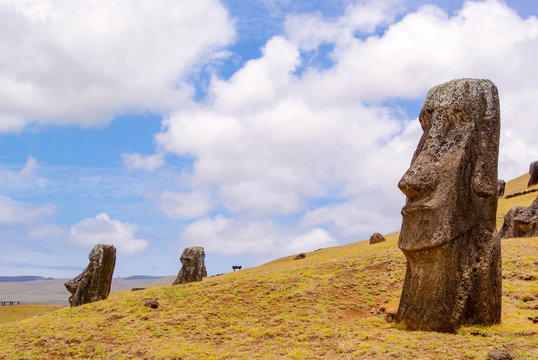 Chile, Osterinseln, Moais in der Anlage Tahai