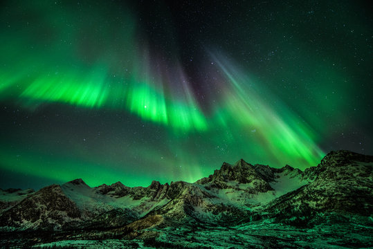 Norwegen, Troms, Mefjordv&aelig;r, Die steilen Berge &uuml;ber Mefjordv&aelig;r sind mehrere hundert Meter hoch