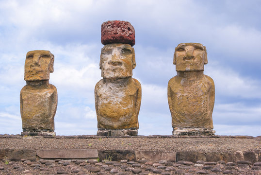 Chile, Osterinseln, Moais in der Anlage Tahai, Tongariki