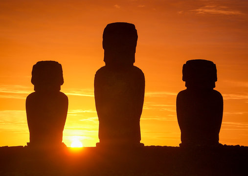 Chile, Osterinseln, Moais in der Anlage Tahai, Sonnenaufgang in Tongariki