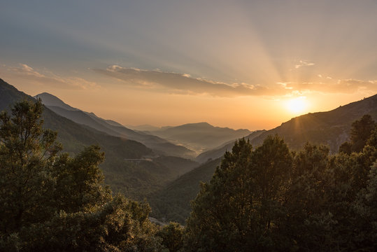 Frankreich, Korsika, Pietrosella, Sonnenuntergang im Westen der Insel / Gebirgskette
