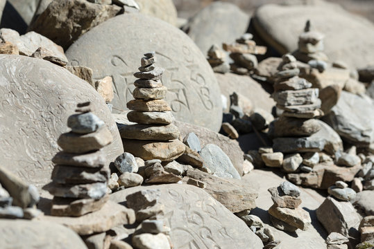 Nepal, Western Region, Pisang, Auf dem Annapurna Circuit - Tag 4 - Von Chame nach Lower Pisang - Übereinander gestapelte Steine