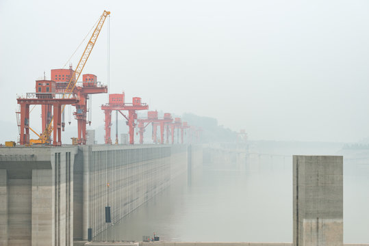 China, Hubei Sheng, Flusskreuzfahrt auf dem Yangtze Fluss, Schiffskr&auml;hne auf den Mauern des Drei-Schluchten-Staudamms auf dem Yangtze Fluss