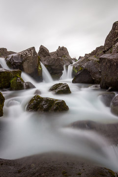 Island, Su&eth;urland, In den ruhigen Morgenstunden, bei einer Wanderung durch den &THORN;ingvellir-Nationalpark mit der weltber&uuml;hmten Silfra Spalte
