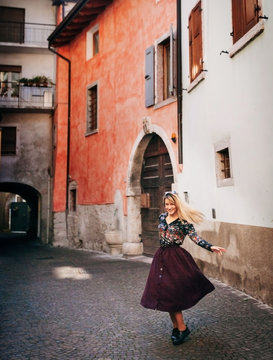 Fototapeta girl walking in the italian city