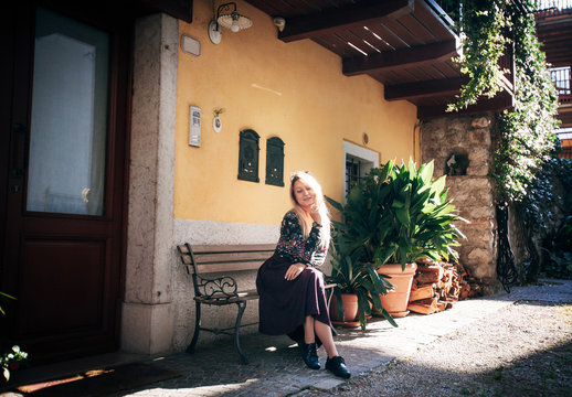 Fototapeta girl walks in the italian courtyard