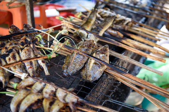 Kambodscha, Siem Reap Province, Krong Siem Reap, Angkor, ein Strassenimbiss f&uuml;r Einheimische. Spezilit&auml;t ist gegrillter Fisch