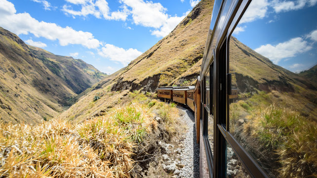 Ecuador, Provinz Chimborazo, Alaus&iacute;, Eine der bekanntesten Sehensw&uuml;rdigkeiten Ecuadors ist der Zug "Tren Cruzero" von Alausi zum "Nariz del Diablo" (Teufelsnase). Die Bahnstrecke &uuml;berwindet die H&ouml;henmeter in Serpentinen, wobei der Zug abwechselnd vorw&auml;rts und r&uuml;ckw&auml;rts f&auml;hrt