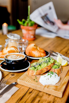 Deutschland, Berlin, Fr&uuml;hst&uuml;ck in einem Caf&eacute; in Berlin