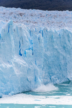 Argentinien, Santa Cruz, Lago Argentino, Eissturz an der Abbruchkante des Perito Moreno Gletschers