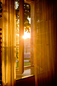 Frankreich, Nouvelle-Aquitaine, Juillac-le-Coq, Morgensonne durch offenes Fenster