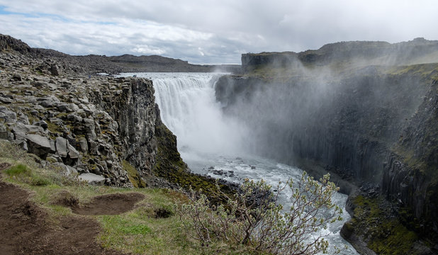 Island, Nor&eth;ur&thorn;ing, Dettifoss, 45 m donnern die m&auml;chtigen Wassermassen in den Kessel