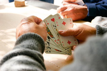 Portugal, Lissabon, Die Kartenspieler von Alameda, Stadtteil Alameda. Am Jardim da Alameda Dom Afonso Heriques treffen sich jeden Tag gegen 15:00 Uhr die Männer zum Kartenspielen, Folgende Kartenspiele werden gespielt: Sueca:Trumpf ist Pick, Chepa: Trumpf ist Herz und Bisch de Nove: Wird um Geld gespielt