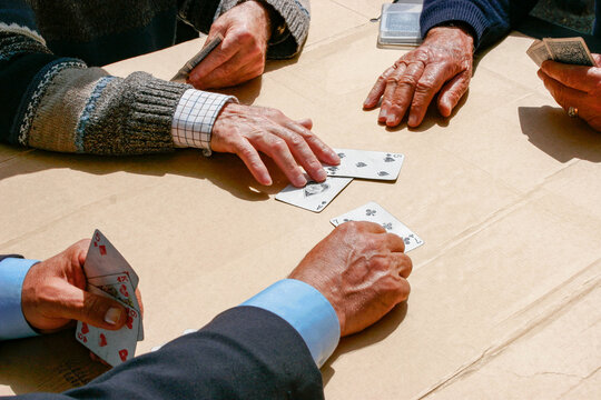 Portugal, Lissabon, Die Kartenspieler von Alameda, Stadtteil Alameda. Am Jardim da Alameda Dom Afonso Heriques treffen sich jeden Tag gegen 15:00 Uhr die M&auml;nner zum Kartenspielen, Folgende Kartenspiele werden gespielt: Sueca:Trumpf ist Pick, Chepa: Trumpf ist Herz und Bisch de Nove: Wird um Geld gespielt