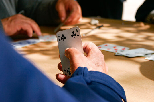 Portugal, Lissabon, Die Kartenspieler von Alameda, Stadtteil Alameda. Am Jardim da Alameda Dom Afonso Heriques treffen sich jeden Tag gegen 15:00 Uhr die M&auml;nner zum Kartenspielen, Folgende Kartenspiele werden gespielt: Sueca:Trumpf ist Pick, Chepa: Trumpf ist Herz und Bisch de Nove: Wird um Geld gespielt