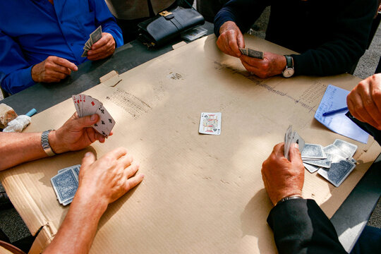 Portugal, Lissabon, Die Kartenspieler von Alameda, Stadtteil Alameda. Am Jardim da Alameda Dom Afonso Heriques treffen sich jeden Tag gegen 15:00 Uhr die M&auml;nner zum Kartenspielen, Folgende Kartenspiele werden gespielt: Sueca:Trumpf ist Pick, Chepa: Trumpf ist Herz und Bisch de Nove: Wird um Geld gespielt