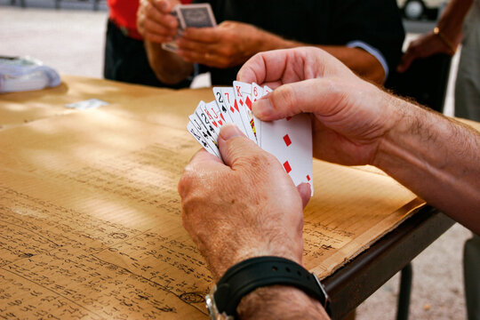 Portugal, Lissabon, Die Kartenspieler von Alameda, Stadtteil Alameda. Am Jardim da Alameda Dom Afonso Heriques treffen sich jeden Tag gegen 15:00 Uhr die M&auml;nner zum Kartenspielen, Folgende Kartenspiele werden gespielt: Sueca:Trumpf ist Pick, Chepa: Trumpf ist Herz und Bisch de Nove: Wird um Geld gespielt