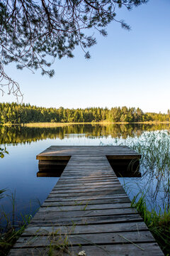 Finnland, 10 Tage leben im M&ouml;kki, auf einer Insel die nur mit dem Ruderboot zu erreichen ist. Der n&auml;chste Ort Juvola ist 1 km entfernt. Region Linnansaari Nationalpark, Holzsteg in den See