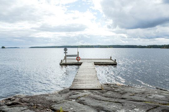 Finnland, Linnansaari Nationalpark, Wanderung im Linnansaari Nationalpark. Erreichbar mit dem Boot von Oravi aus., Anlegestelle im Wasser