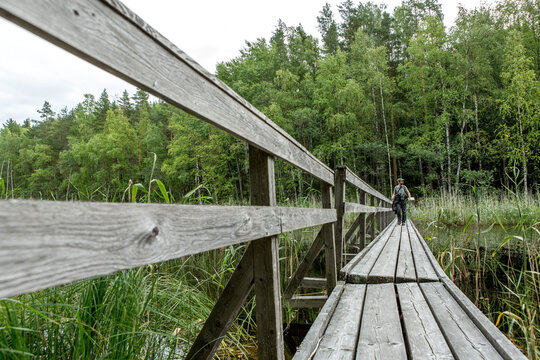 Finnland, Linnansaari Nationalpark, Wanderung im Linnansaari Nationalpark. Erreichbar mit dem Boot von Oravi aus., Brücke über den Fluss