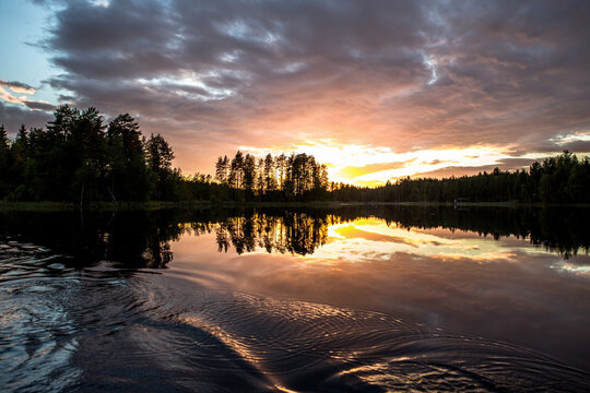 Finnland, Linnansaari Nationalpark, Wanderung im Linnansaari Nationalpark. Erreichbar mit dem Boot von Oravi aus., Sonnenuntergang &uuml;ber dem See