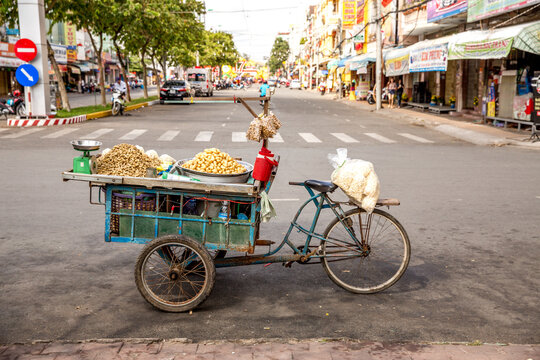 Vietnam, Cần Thơ, Can Tho, Stra&szlig;enverkauf und H&auml;ndlern in den Stra&szlig;en von Cần Thơ Hauptstadt des Mekong Delta, gr&ouml;&szlig;te Stadt des Mekong Delta. Verkauf von Lebenden Tieren., Fahrbarer Verkaufsstand mit Snacks