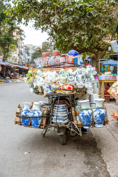 Vietnam, H&agrave; Nội, Ba Đ&igrave;nh, Stadtteil Cong Vi Ba Dinh / Q. Ba D&iacute;nh, Verkauf von Porzelan auf dem Roller