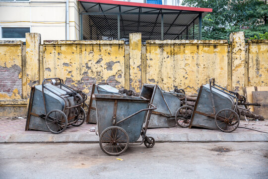 Vietnam, H&agrave; Nội, Ba Đ&igrave;nh, Stadtteil Cong Vi Ba Dinh / Q. Ba D&iacute;nh, M&uuml;lleimer der M&uuml;llabfuhr, werden per Hand gezogen