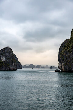 Vietnam, Quảng Ninh, Hạ Long, Die Halong Bucht von einem Boot aus bei Regen