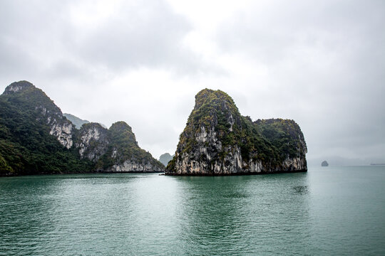 Vietnam, Quảng Ninh, Hạ Long, Die Halong Bucht von einem Boot aus bei Regen