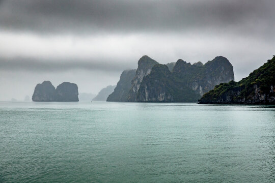 Vietnam, Quảng Ninh, Hạ Long, Die Halong Bucht von einem Boot aus bei Regen