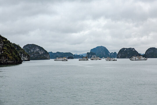 Vietnam, Quảng Ninh, Hạ Long, Die Halong Bucht von einem Boot aus bei Regen