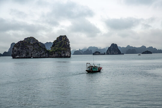 Vietnam, Quảng Ninh, Hạ Long, Die Halong Bucht von einem Boot aus bei Regen