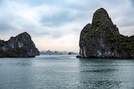 Vietnam, Quảng Ninh, Hạ Long, Die Halong Bucht von einem Boot aus bei Regen