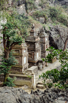 Vietnam, Ninh B&igrave;nh, Hoa Lư, Die Bich Dong Pagode. Etwa 3 km von Tam Coc entfernt liegt die Bich Dong Pagode. Die zweitsch&ouml;nste Pagode Vietnams liegt in der Provinz H&agrave; T&acirc;y. Die Pagode wurde auf dem Ngu Nhac Berg errichtet.