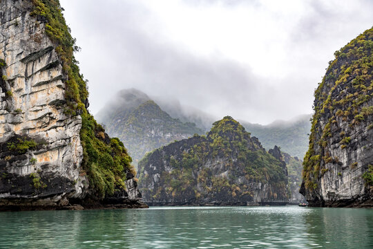 Vietnam, Quảng Ninh, Hạ Long, Die Halong Bucht von einem Boot aus bei Regen