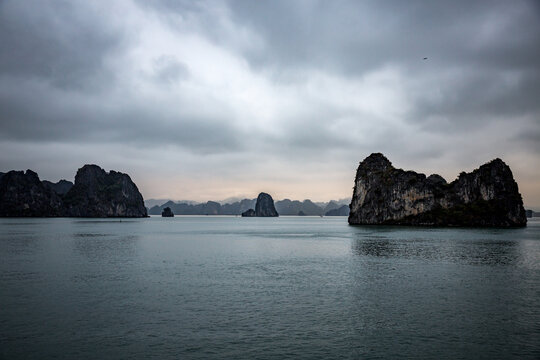 Vietnam, Quảng Ninh, Hạ Long, Die Halong Bucht von einem Boot aus bei Regen