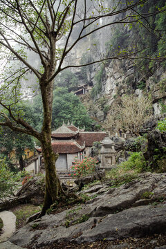 Vietnam, Ninh B&igrave;nh, Hoa Lư, Die Bich Dong Pagode. Etwa 3 km von Tam Coc entfernt liegt die Bich Dong Pagode. Die zweitsch&ouml;nste Pagode Vietnams liegt in der Provinz H&agrave; T&acirc;y. Die Pagode wurde auf dem Ngu Nhac Berg errichtet.