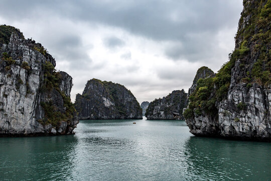 Vietnam, Quảng Ninh, Hạ Long, Die Halong Bucht von einem Boot aus bei Regen