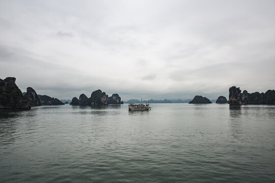 Vietnam, Quảng Ninh, Hạ Long, Die Halong Bucht von einem Boot aus bei Regen