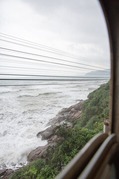 Vietnam, Thừa Thi&ecirc;n Huế, Ph&uacute; Lộc, Zugfahrt von Hanoi nach Ho-Chi-Minh-Stadt / Saigon. Hauptroute des vietnamesischen Eisenbahnnetz. Der Wolkenpass die nat&uuml;rliche Grenze und Wetterscheide zwischen Nord- und S&uuml;d Vietnam.